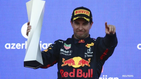 Checo Pérez celebra su triunfo en el GP de Azebaiyán