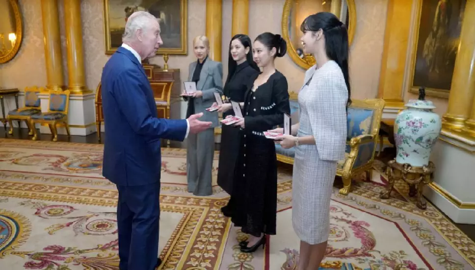 Rey Carlos recibe a las integrantes de Blackpink para reconocerlas