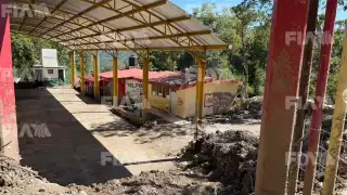 A un mes de la tragedia, escuela en Pahuatlán sigue sepultada entre lodo y piedras