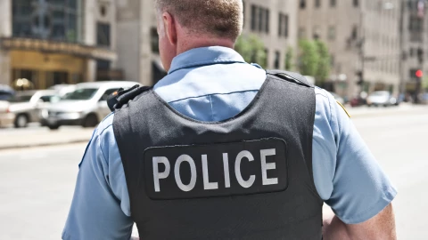 Un agente de policía en la calle.