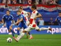 Luka Modric dispara el penalti que es atajado por Donnarumma