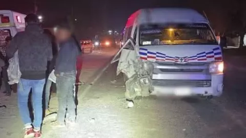 VIDEO: Combi sufrió choque contra auto sobre la carretera Tehuacán-Puebla; reportan pasajeros heridos