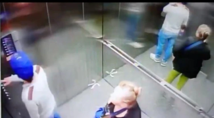Momentos de pánico durante el desplome de un elevador quedaron grabados en video.