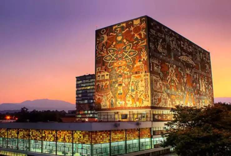 El edificio principal de la UNAM, la Biblioteca Central, un ícono arquitectónico y cultural ubicado en el campus de Ciudad Universitaria.