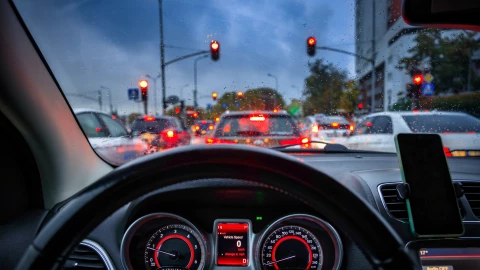 Autos detenidos por luz roja en sem&aacute;foro de Florida