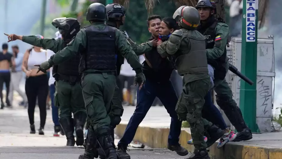 Policía venezolana agrede a opositores de Nícolas Maduro.
