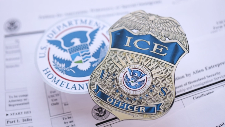Una placa del ICE.