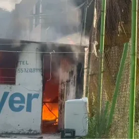 Incendio en cuarto improvisado en Azcapotzalco: Rompen cadenas para combatir las llamas