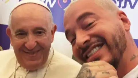 J Balvin se reúne con el papa Francisco, bromean en el Vaticano