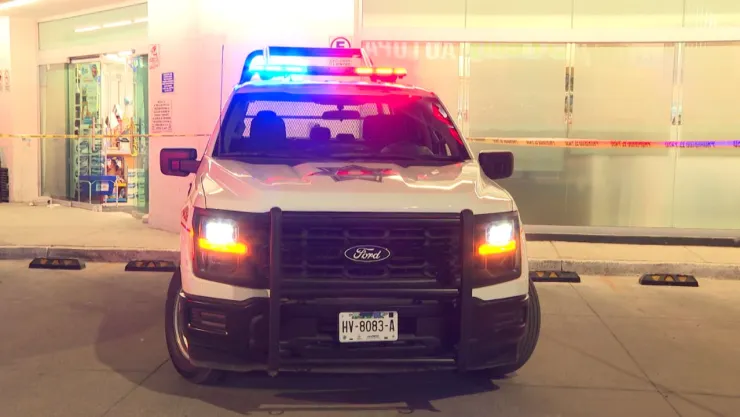 ZMG DE NOCHE: Atacan a balazos a policía y acompañante en farmacia de Guadalajara; hay un muerto