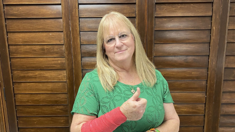 Peggy Jones fue atacada por un halcón y una serpiente