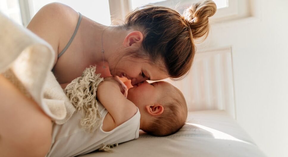 madre feliz con su bebe a pesar de la depresion posparto