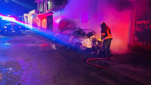 Hallan cuerpos calcinados dentro de dos vehículos en Xonacatepec