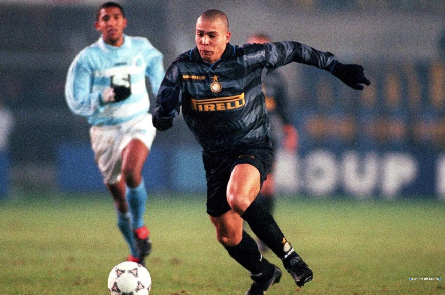 Ronaldo jugaba en el Inter de Milán y marcaba el paso en la Serie A, tanto que ganó el Balón de Oro en ese año.