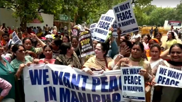 Video de mujeres desnudas obligadas a caminar frente a hombres desata la ira en India