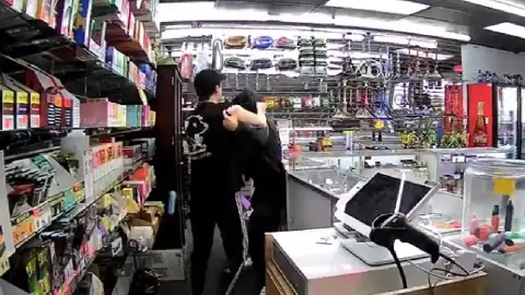 Hombre se defiende con cuchillo de asaltante.jpg