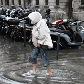 Fuertes lluvias inundan calles en ciudades de Italia.