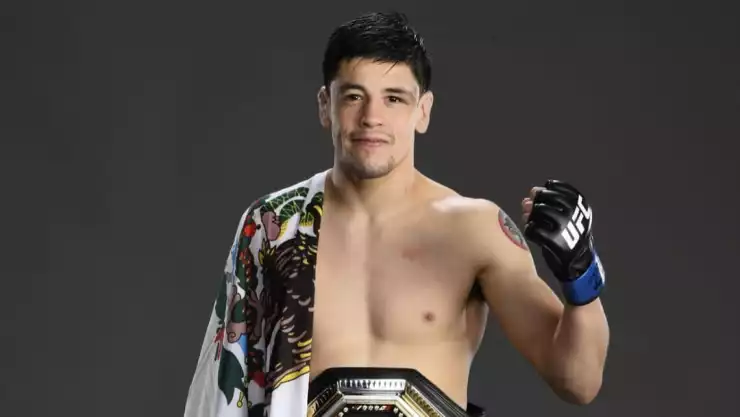 ¡Brutal! Brandon Moreno dejó severas lesiones a su rival de UFC