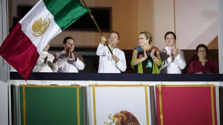 ¡Viva México! Carlos Joaquín da el tradicional Grito de Independencia