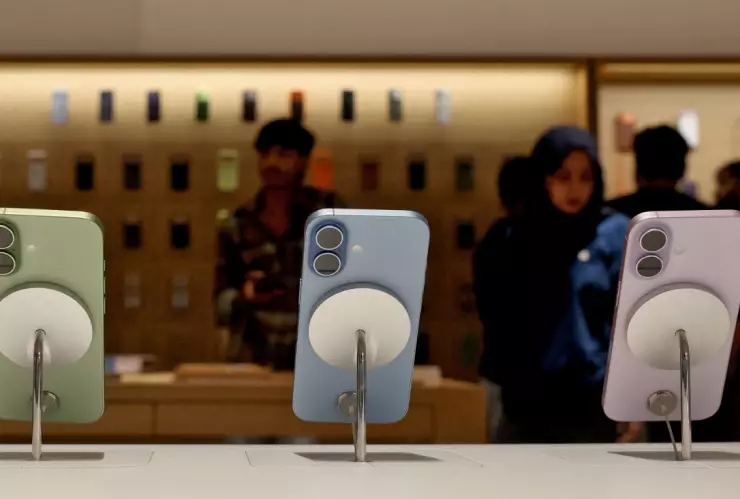 iPhone 17 se exhibe en una tienda Apple