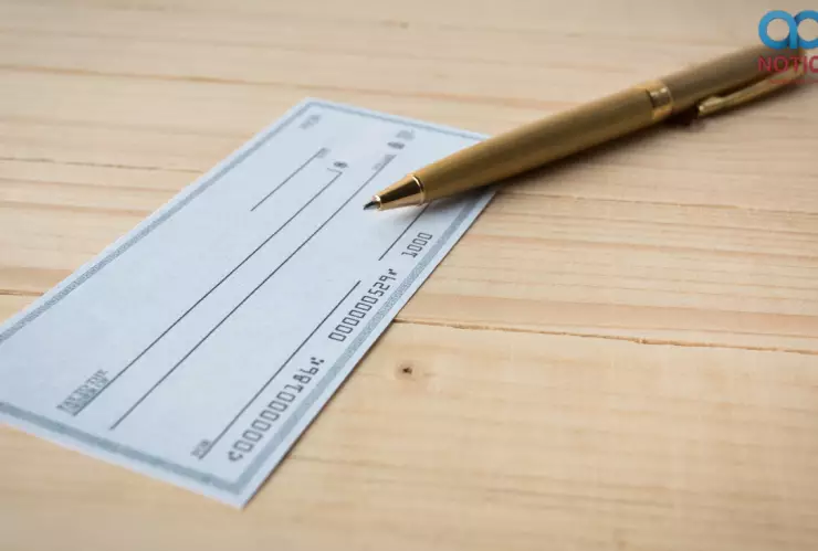 Cheque a punto de ser rellenado y firmado