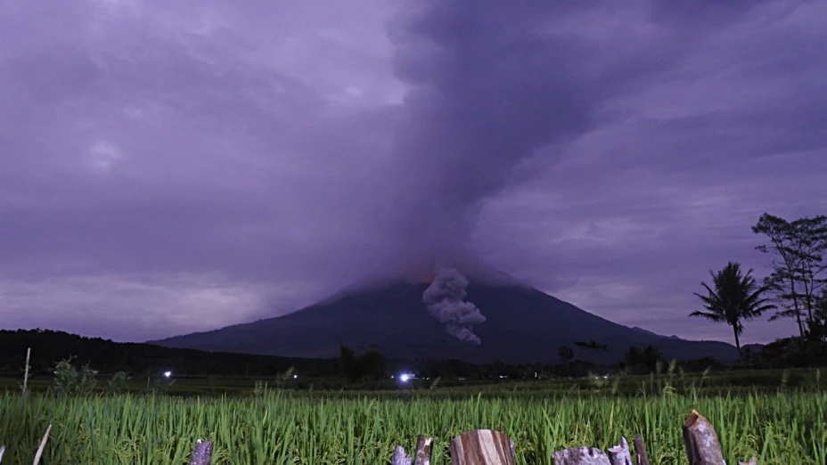 Monte Semeru expulsa material volcánico, Indonesia