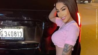 Yailin posando en un auto..jpg