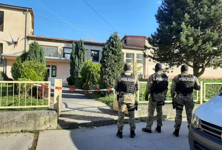 Joven ataca con un hacha a sus compañeros de escuela