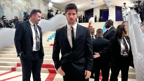 El modelo Eugenio Casnighi asegura que lo despidieron del Met Gala.