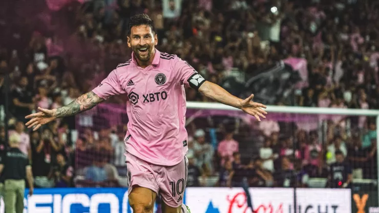 Fan de Messi se gasta el dinero de la renta para verlo jugar en Miami; se disculpa desde el estadio con pancarta.jpg