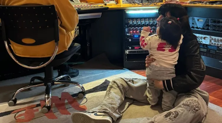 Cazzu comparte foto junto a Inti en ensayos antes de su regreso a los escenarios