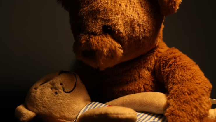 ¡Terror en la calle! Oso de peluche con piel humana genera pánico: esto sabemos