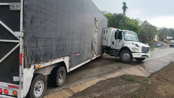 Tráiler queda atravesado en carretera Xalapa-Coatepec