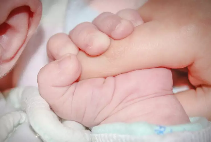 Lleva a su bebé muerta al hospital; dice que se cayó y la arrestan