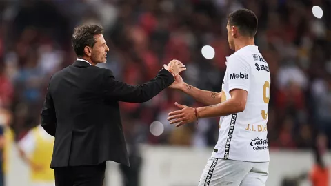 Diego Cocca saluda a Dinenno de Pumas