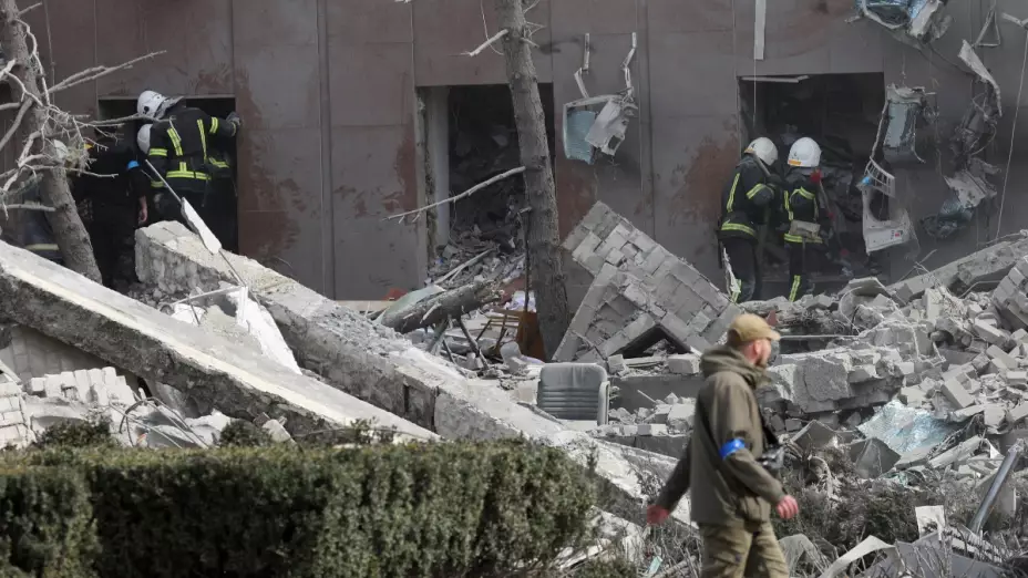 cual es la diferencia crimenes de guerra lesa humanidad