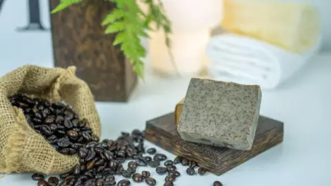 Aprende a elaborar un jabón exfoliante de café