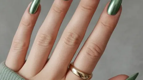 7 diseños de uñas recomendados y hechos por la IA para ponerte en marzo 2026