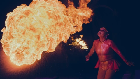 Elizabeth, tragafuegos en el Circo Tayde.