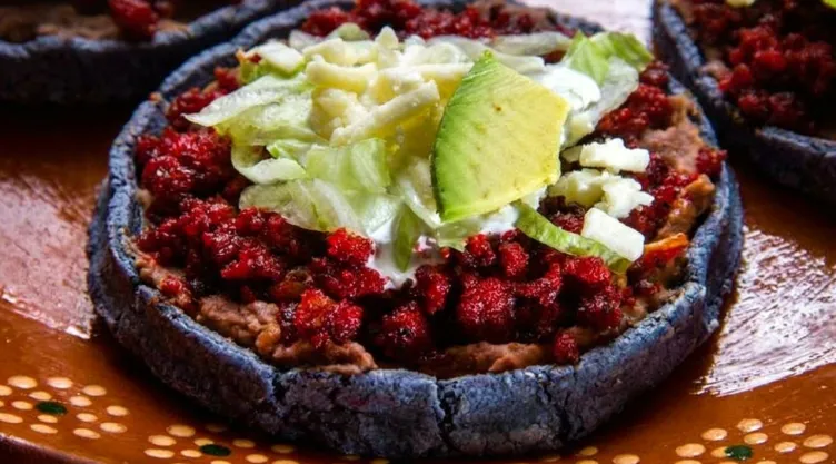Cómo hacer masa azul para sopes