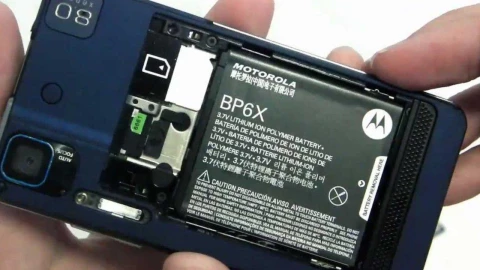 Los celulares viejos pueden ser transformados en un cargador portátil