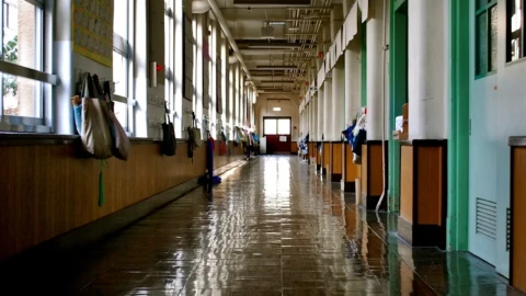 Hallan a maestro sin vida en los baños de una secundaria