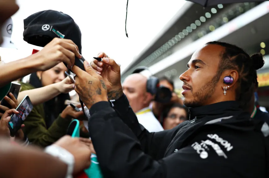 Lewis Hamilton complaciendo aficionados