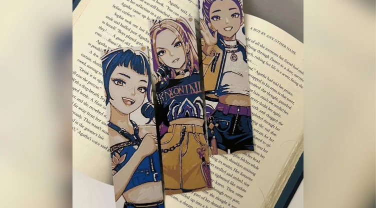 Decora tus cuadernos y libros de la escuela con estos increíbles separadores de HUNTR/X que puedes hacer en casa.