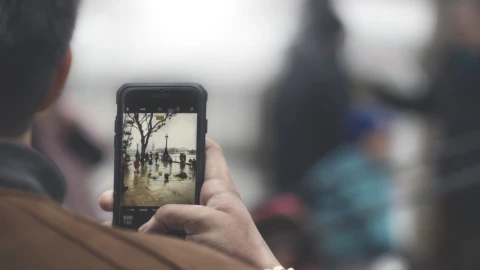 Hombre arrestado por tomar fotos a mujeres sin permiso