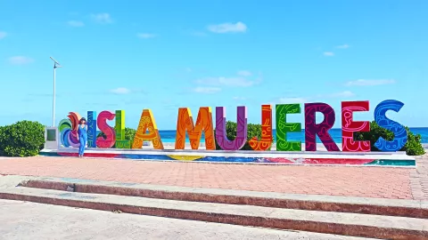 Familias de pescadores fundan la aldea de Dolores, hoy conocida como Isla Mujeres