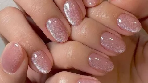 7 diseños de uñas recomendados y hechos por la IA para ponerte en marzo 2026