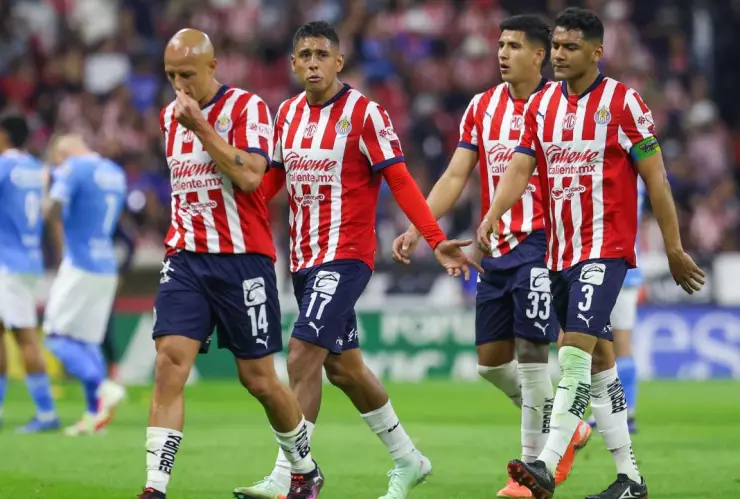 ¡Alerta en Chivas! Los motivos por los que ‘Chicharito’ Hernández y otra estrella del Guadalajara son bajas ante Mazatlán