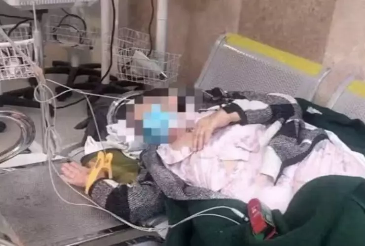 Mujer duerme en camilla improvisada en urgencias del hospital de Colima; IMSS da su explicación
