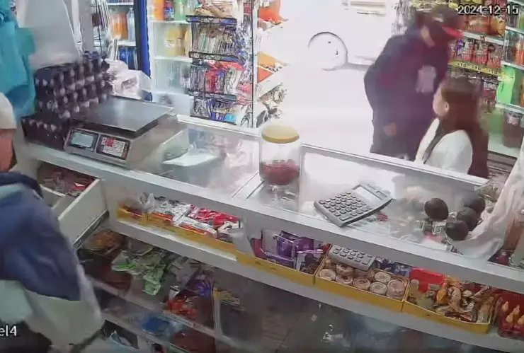 Hombres asaltan una tienda de abarrotes en Aguascalientes con un machete